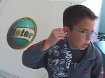 colocndose los tapones antes de flotar